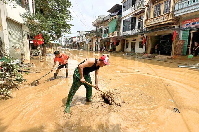 Lao Cai streets buried in mud after floods - 1