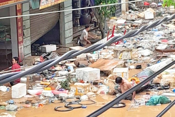 Lao Cai streets buried in mud after floods - 2