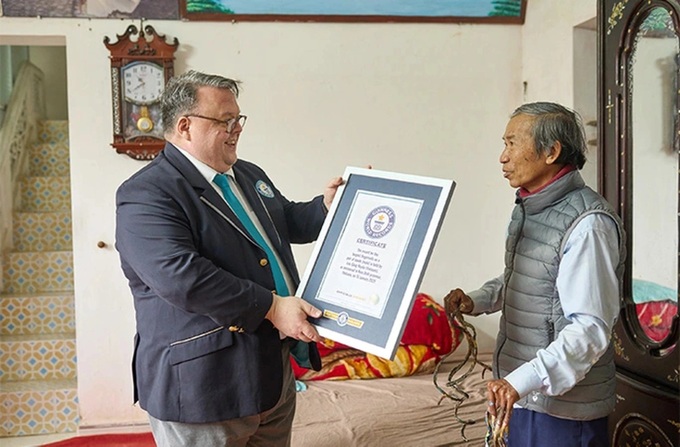 Vietnamese man recognised with world record for 6-metre fingernails - 1
