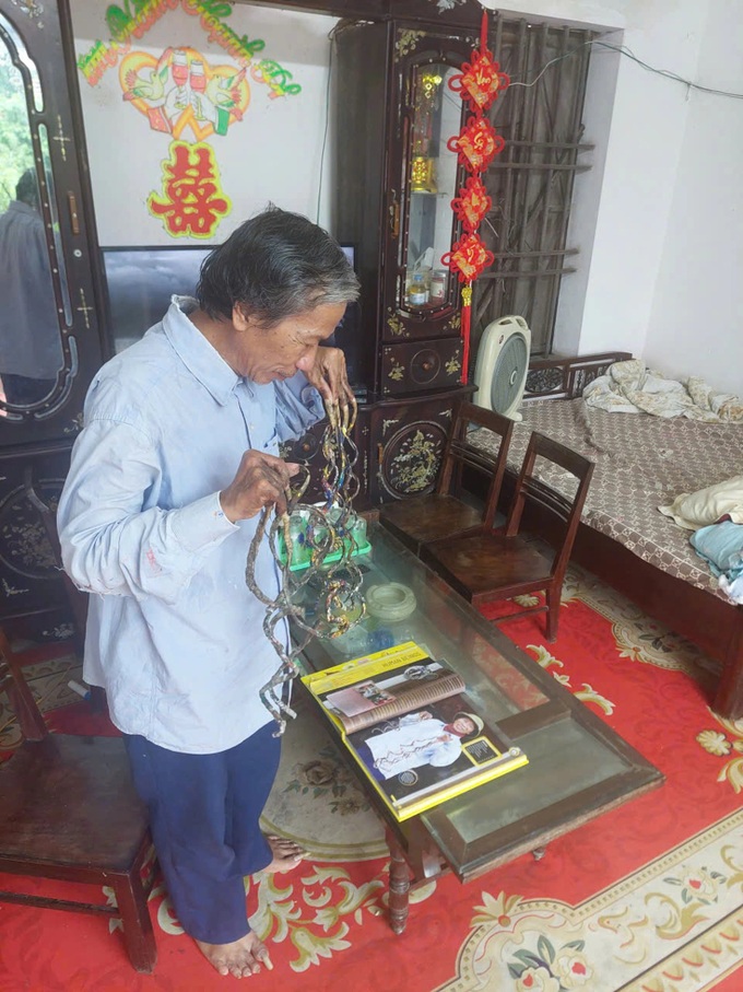 Vietnamese man recognised with world record for 6-metre fingernails - 3