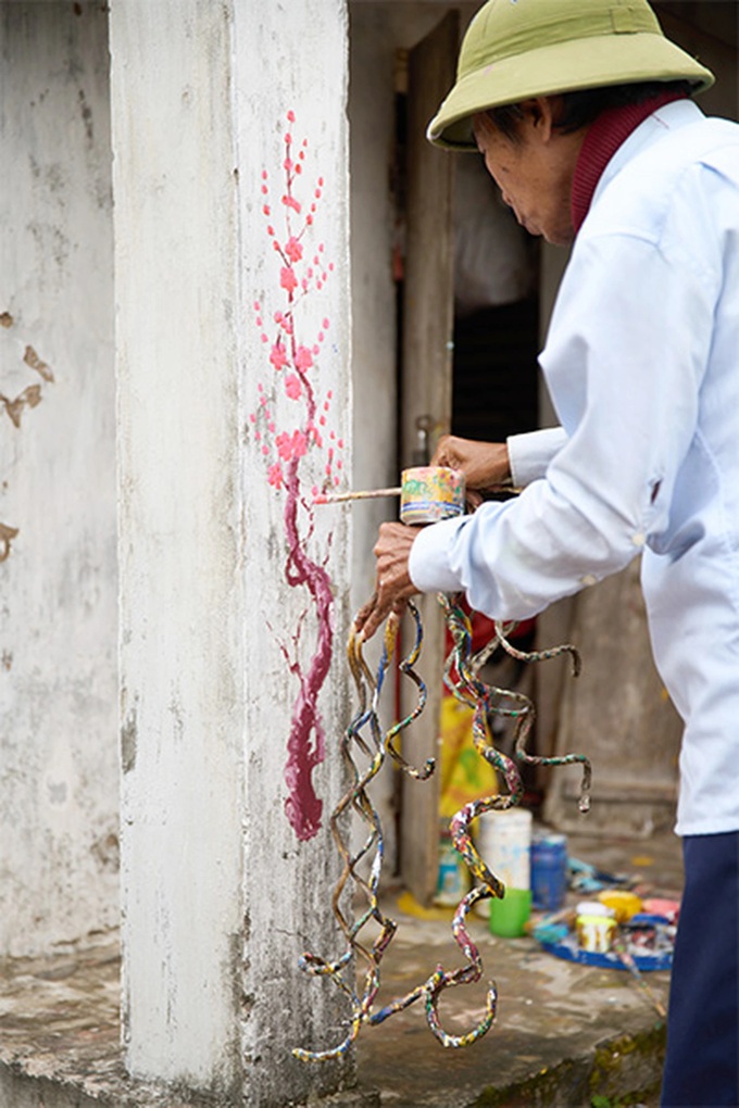 Vietnamese man recognised with world record for 6-metre fingernails - 6