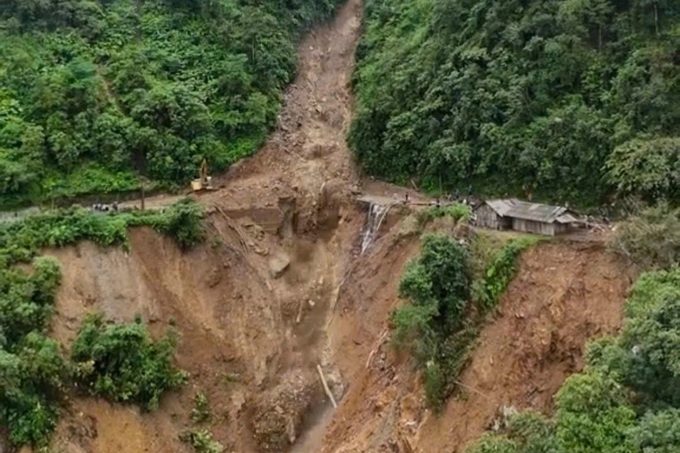 Landslide devastates Khau Pha Pass road - 1