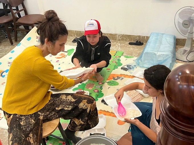 Foreigners help Tuyen Quang locals clean flood-struck homes - 3