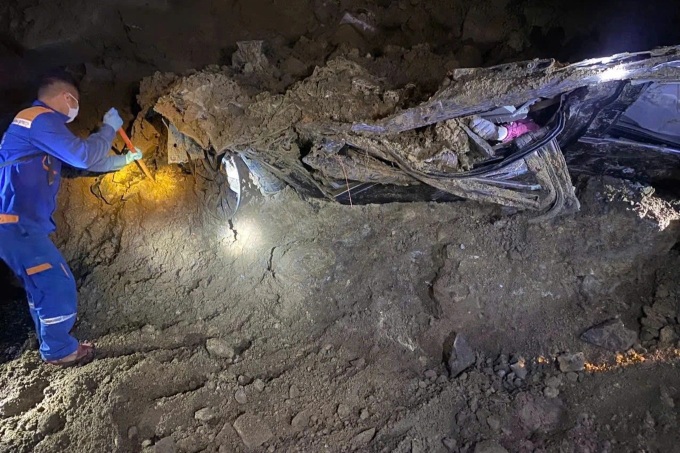 Two bodies recovered from buried car in Lao Cai landslide - 1