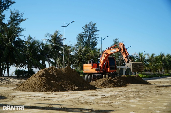 Thanh Hoa beach left in ruins and strewn with debris after Typhoon Bualoi - 1