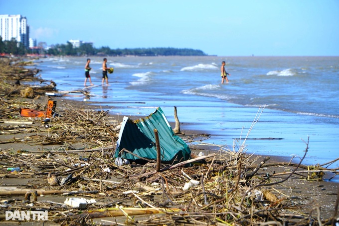 Thanh Hoa beach left in ruins and strewn with debris after Typhoon Bualoi - 2