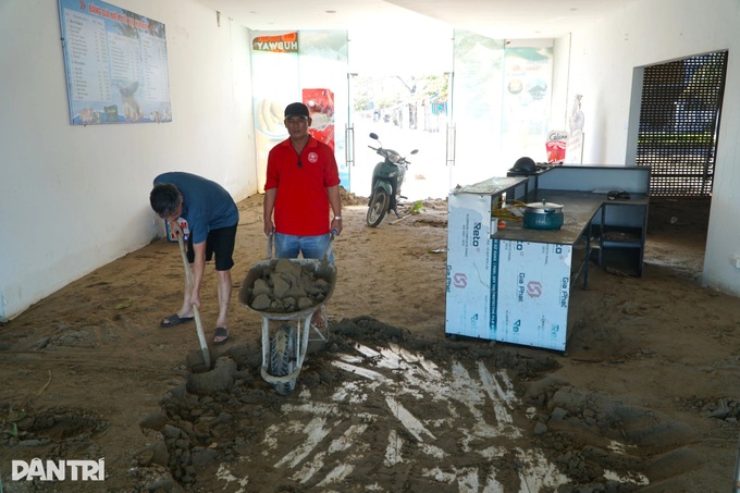 Thanh Hoa beach left in ruins and strewn with debris after Typhoon Bualoi - 6