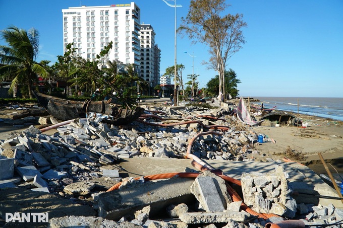 Thanh Hoa beach left in ruins and strewn with debris after Typhoon Bualoi - 5