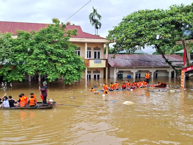 Over 200 evacuated from Tuyen Quang school devastated by floods - 2 Over 200 evacuated from Tuyen Quang school devastated by floods - 2