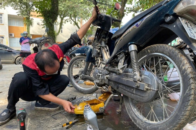 Fifty mechanics repair flood-damaged motorbikes for free in Tuyen Quang - 2