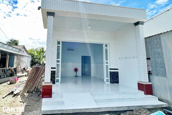 Two southern low-income families receive new homes - 2