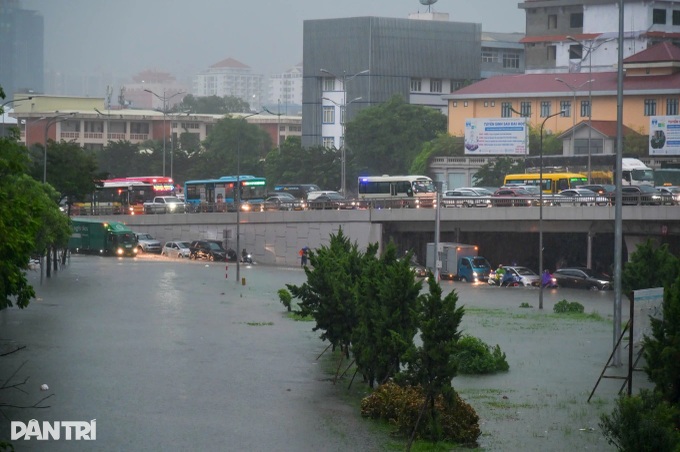 Heavy rain floods Hanoi streets, causes major traffic jams - 5