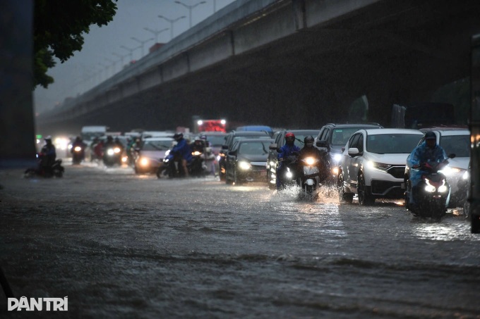 Heavy rain floods Hanoi streets, causes major traffic jams - 3