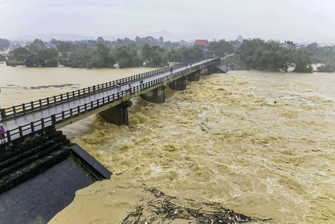 Thousands evacuated as Storm Matmo triggers record floods in Thai Nguyen - 2