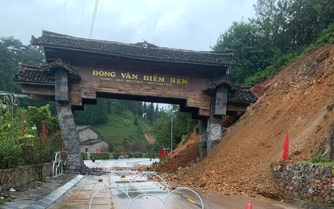 Dong Van Karst Plateau welcome gate collapses after days of heavy rain - 1