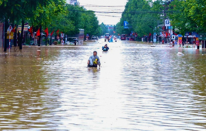 Thousands evacuated as Storm Matmo triggers record floods in Thai Nguyen - 4