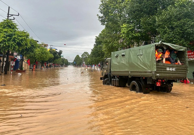 Thousands evacuated as Storm Matmo triggers record floods in Thai Nguyen - 7