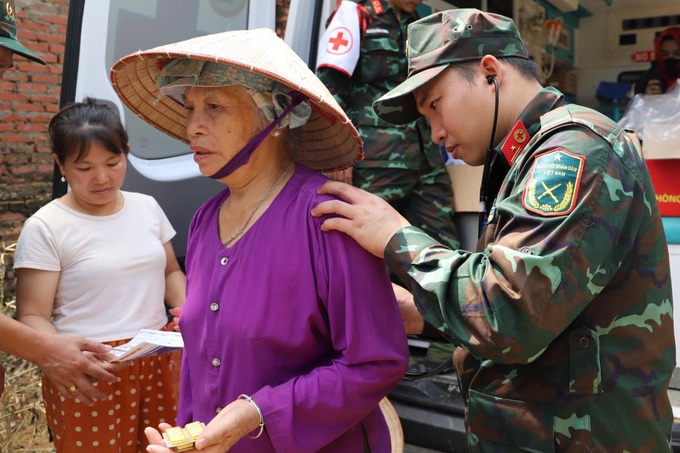 Military forces help to spray disinfectant in flood-hit areas - 2