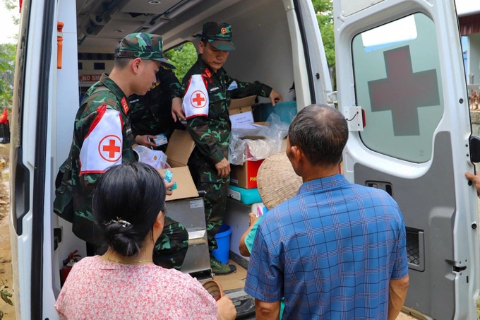 Military forces help to spray disinfectant in flood-hit areas - 1