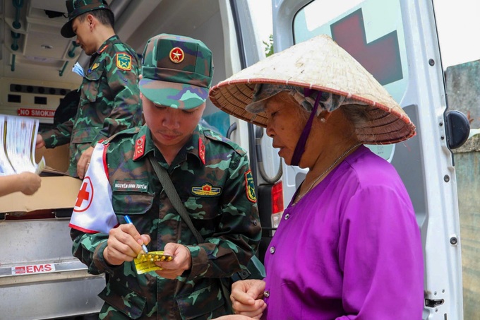 Military forces help to spray disinfectant in flood-hit areas - 3