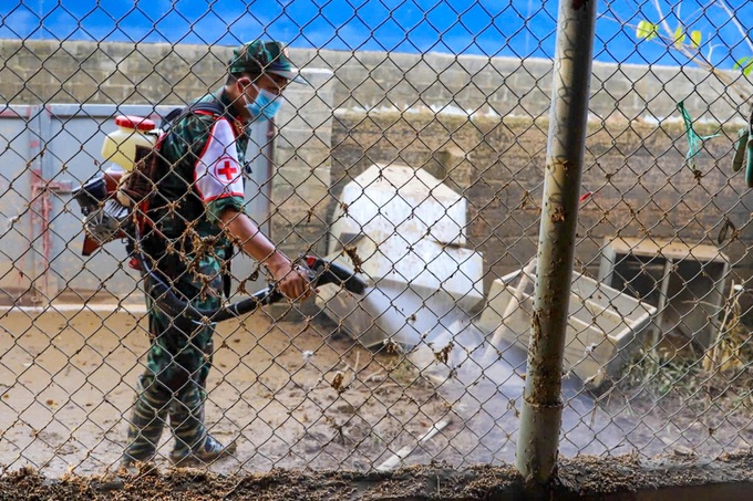 Military forces help to spray disinfectant in flood-hit areas - 7