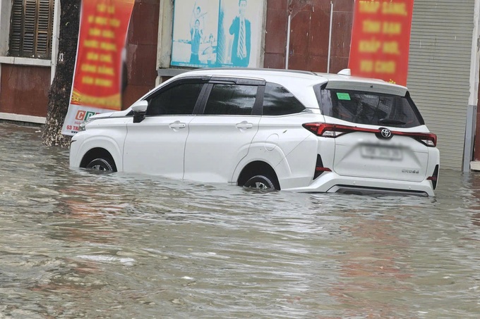 Haiphong residents struggle to cope with severe flooding - 3