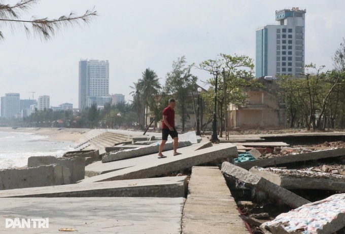 Nghe An sea embankment torn apart by Typhoon Bualoi - 2 Nghe An sea embankment torn apart by Typhoon Bualoi - 2