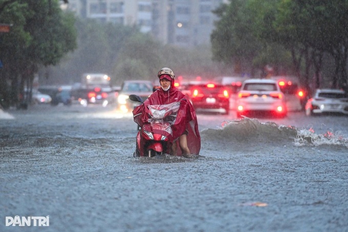 Heavy rain forecast in Hanoi, risk of flooding on major streets - 1 Heavy rain forecast in Hanoi, risk of flooding on major streets - 1