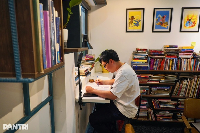 Ho Chi Minh City cafe pays customers to read books - 2 Ho Chi Minh City cafe pays customers to read books - 2