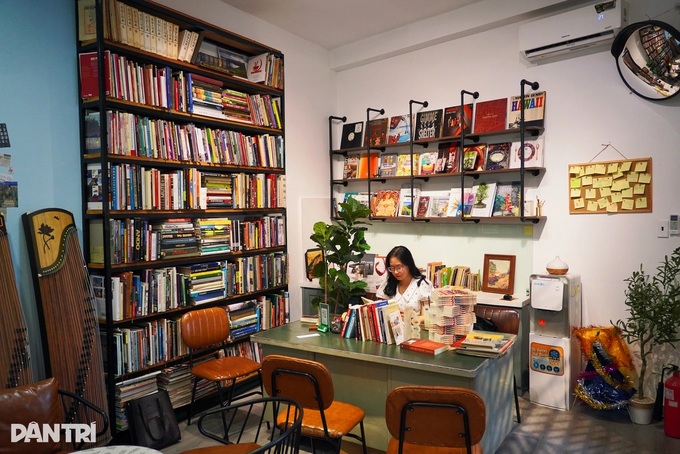 Ho Chi Minh City cafe pays customers to read books - 3 Ho Chi Minh City cafe pays customers to read books - 3