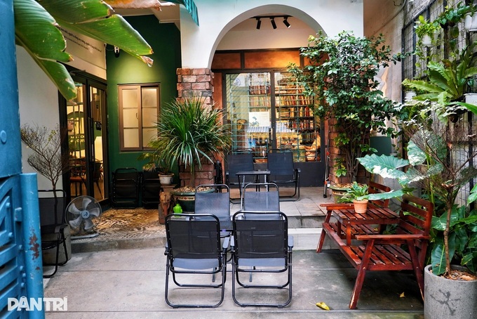 Ho Chi Minh City cafe pays customers to read books - 4 Ho Chi Minh City cafe pays customers to read books - 4