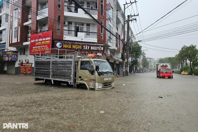 Heavy rain floods northern Nha Trang, many cars break down - 2