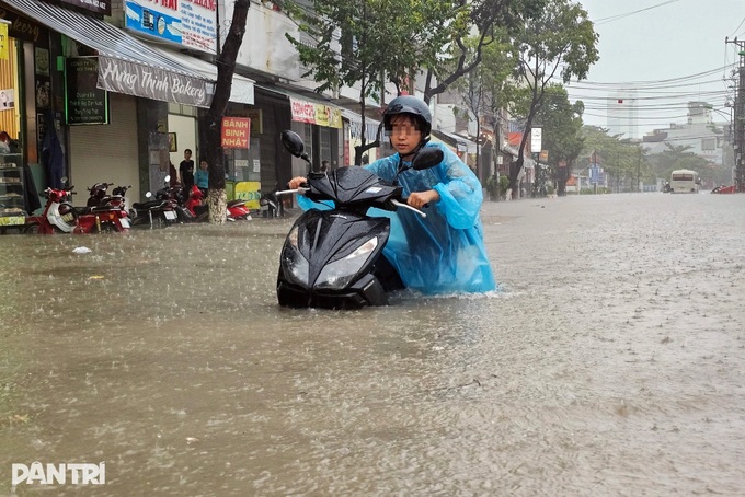 Heavy rain floods northern Nha Trang, many cars break down - 3