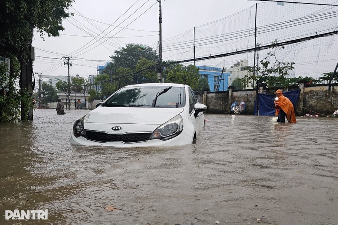Heavy rain floods northern Nha Trang, many cars break down - 4