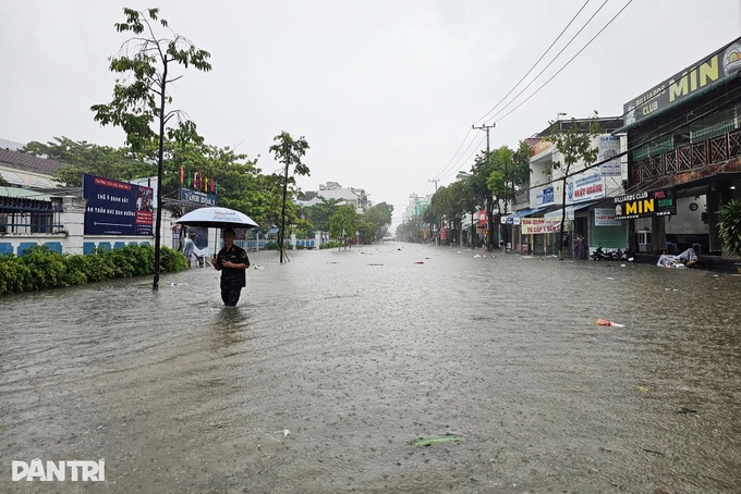 Heavy rain floods northern Nha Trang, many cars break down - 6