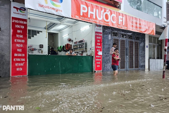 Heavy rain floods northern Nha Trang, many cars break down - 7