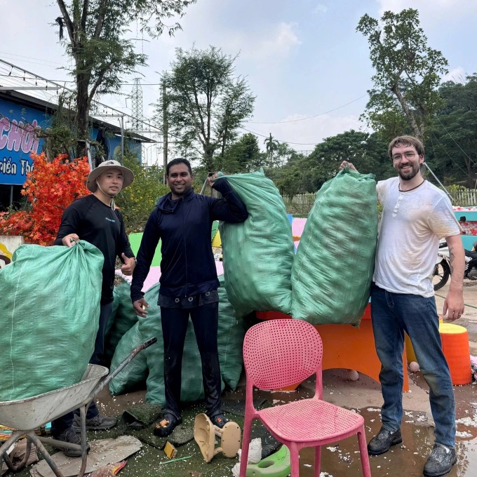Foreign tourists join post-flood cleanup tour in Thai Nguyen - 1 Foreign tourists join post-flood cleanup tour in Thai Nguyen - 1