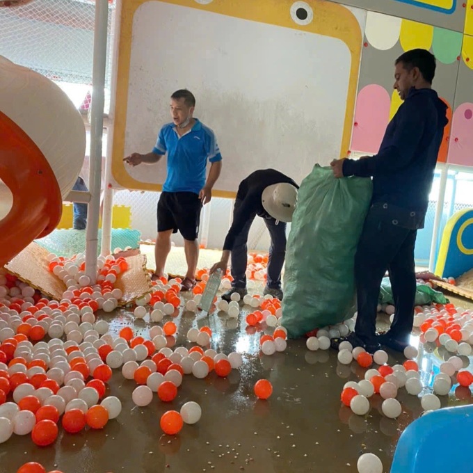 Foreign tourists join post-flood cleanup tour in Thai Nguyen - 2 Foreign tourists join post-flood cleanup tour in Thai Nguyen - 2