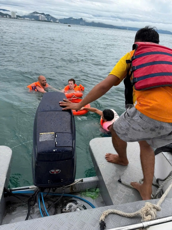 Foreign tourist rescued after being swept away in Nha Trang sea - 1