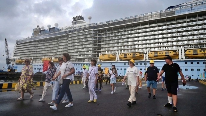 Luxury cruise ship brings over 4,000 visitors to Hue - 1 Luxury cruise ship brings over 4,000 visitors to Hue - 1