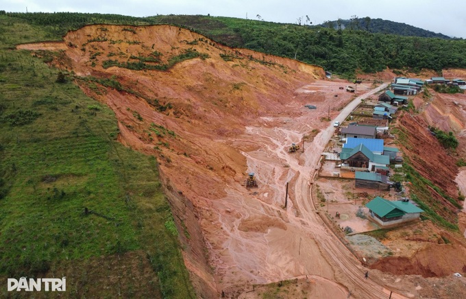 Houses in Lam Dong at risk of collapse due to erosion - 2 Houses in Lam Dong at risk of collapse due to erosion - 2