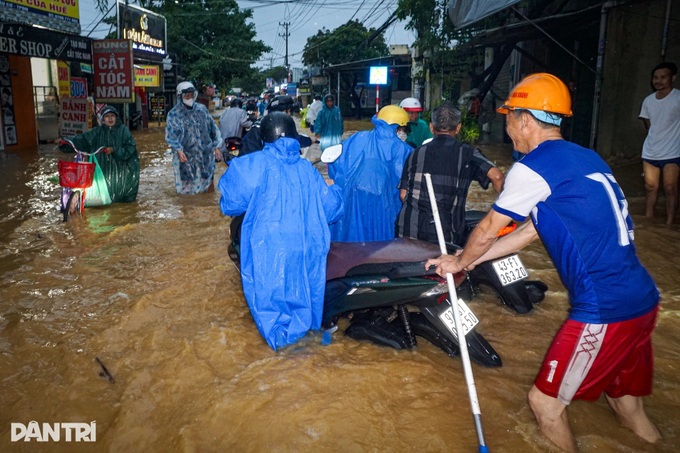Danang streets submerged after heavy rain - 4 Danang streets submerged after heavy rain - 4