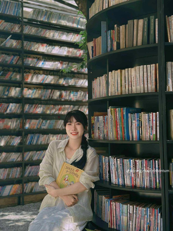 Book-themed cafe in Quang Ngai draws young reading enthusiasts - 2 Book-themed cafe in Quang Ngai draws young reading enthusiasts - 2