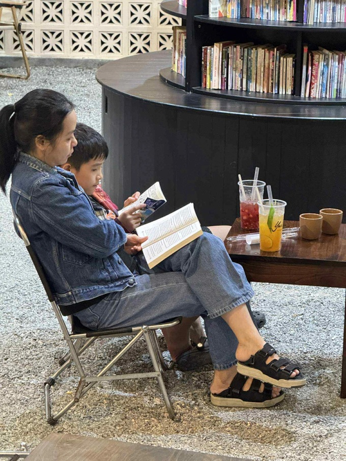 Book-themed cafe in Quang Ngai draws young reading enthusiasts - 4 Book-themed cafe in Quang Ngai draws young reading enthusiasts - 4