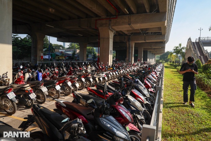 HCM City commuters struggle to find parking for metro service - 1 HCM City commuters struggle to find parking for metro service - 1
