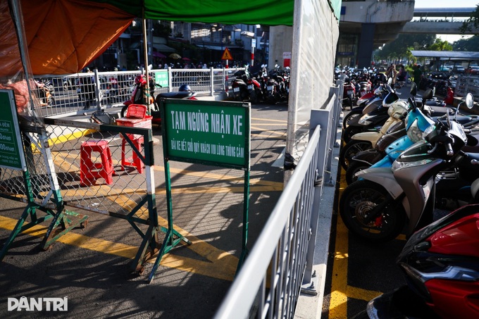 HCM City commuters struggle to find parking for metro service - 2 HCM City commuters struggle to find parking for metro service - 2