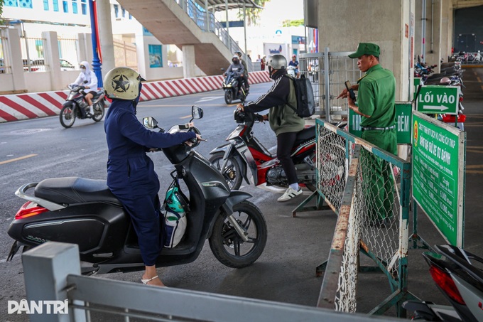 HCM City commuters struggle to find parking for metro service - 3 HCM City commuters struggle to find parking for metro service - 3