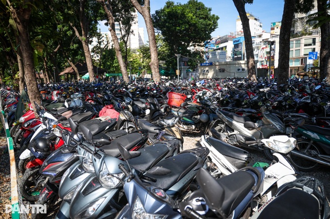 HCM City commuters struggle to find parking for metro service - 7 HCM City commuters struggle to find parking for metro service - 7