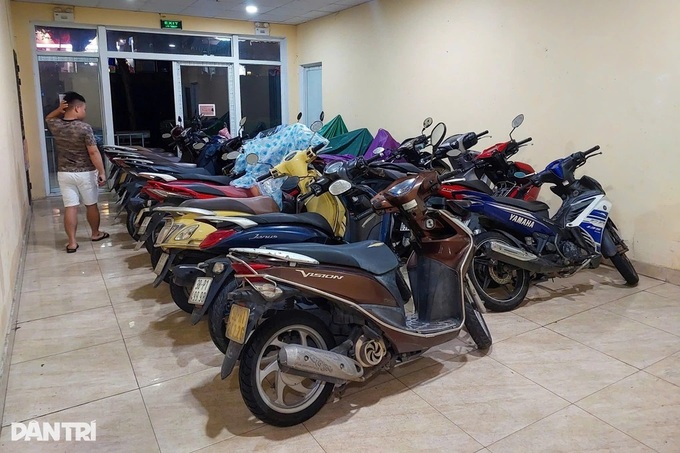 Danang residents move to protect vehicles as Typhoon Fengshen approaches - 2 Danang residents move to protect vehicles as Typhoon Fengshen approaches - 2