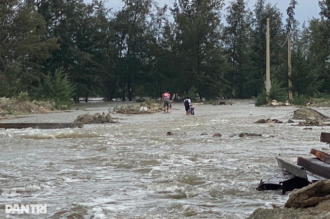 Hundreds of cars crowd public spaces in Hue to avoid flooding - 6 Hundreds of cars crowd public spaces in Hue to avoid flooding - 6